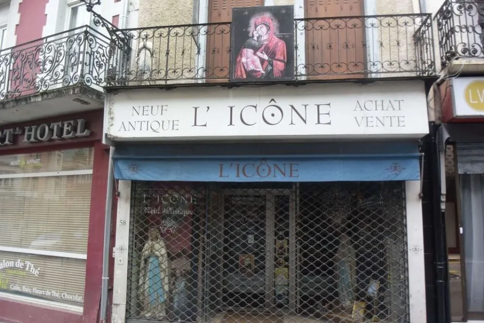 I commercianti di Lourdes attendono di poter riaprire i negozi dedicati alla devozione mariana