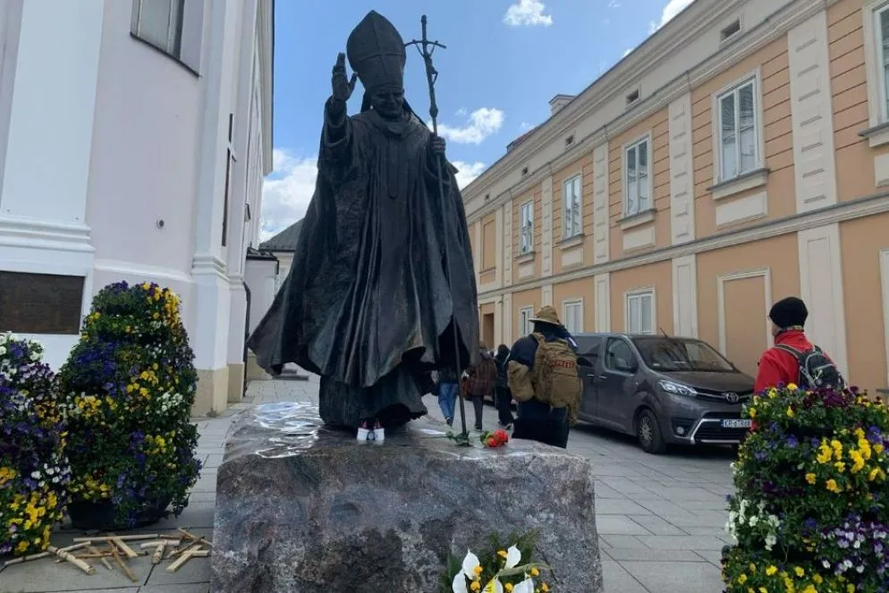 Una statua di Giovanni Paolo II