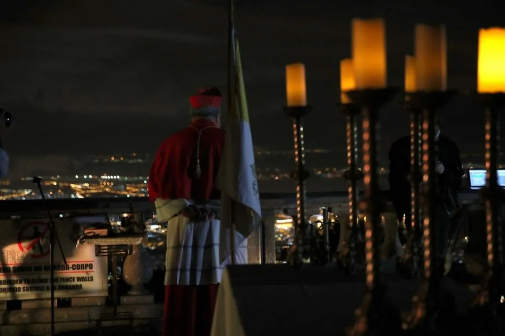 Il cardinale Tempesta è salito quasi da solo ai piedi della statua, sulla montagna del Corcovadoe, a 709 metri
