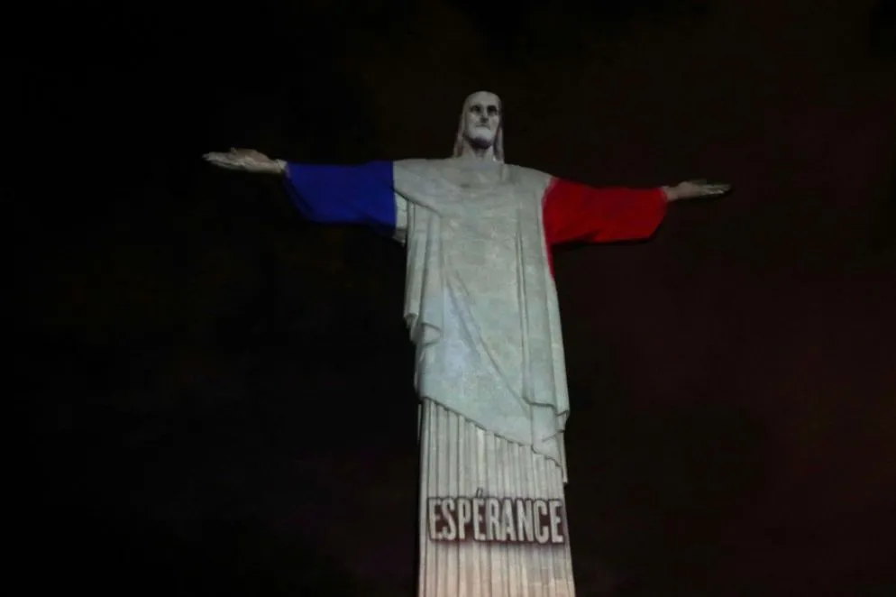 I colori della bandiera francese proiettati sul Cristo Redentore