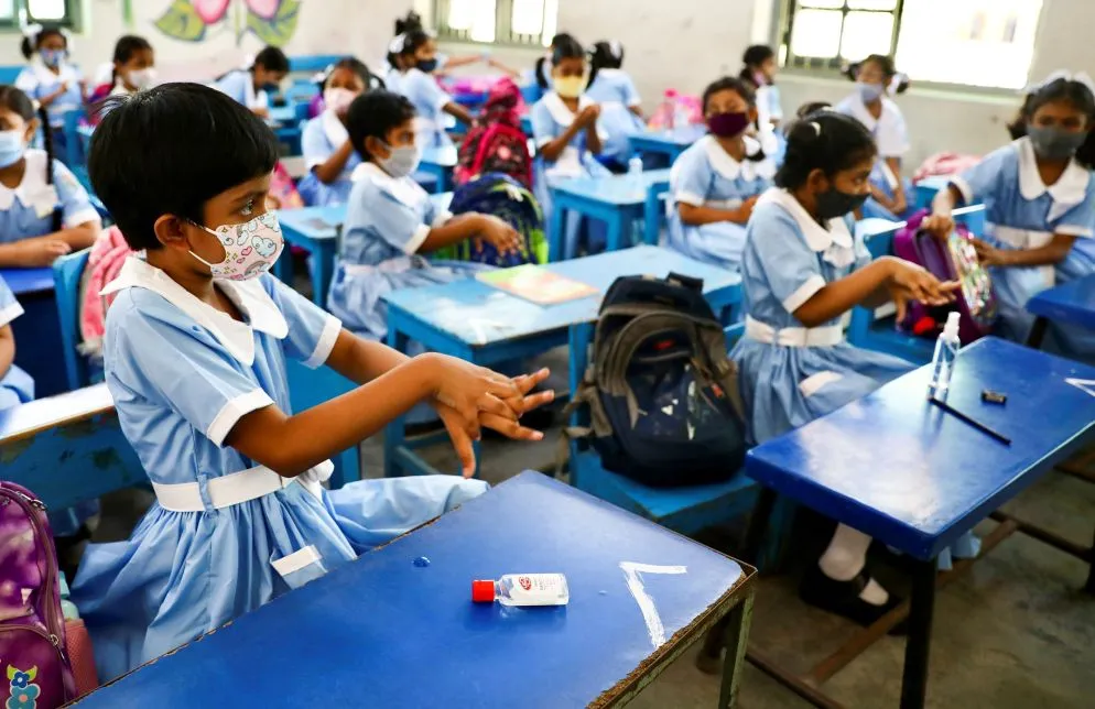 Studentesse si sanificano le mani alla Viqarunnisa Noon School & College di Dhaka, in Bangladesh