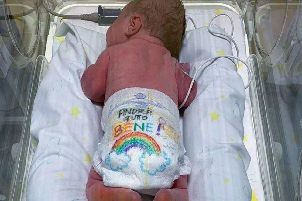 Persino l'ospedale Niguarda di Milano, come tutti quelli in Lombardia impegnato nella lotta alla pandemia di coronavirus, ha pubblicato questa foto su Twitter, celebrando così l'arrivo di una nuova vita in queste giornate difficili.