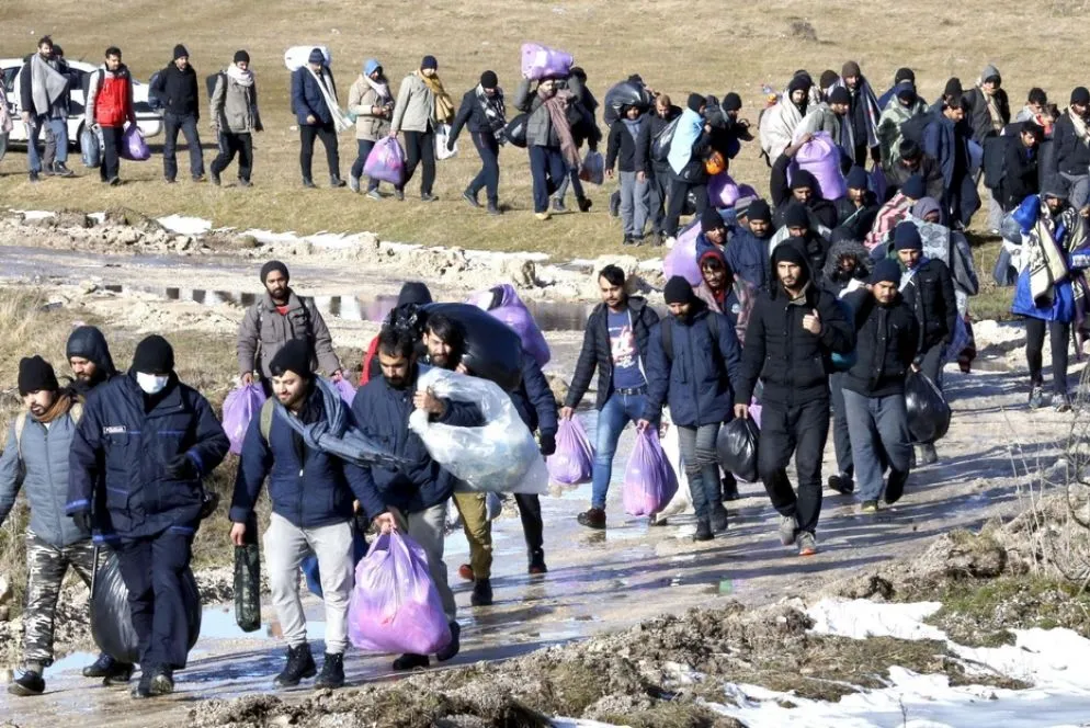 La lunga fila dei profughi ha lasciato, il 29 dicembre, il campo andato a fuoco