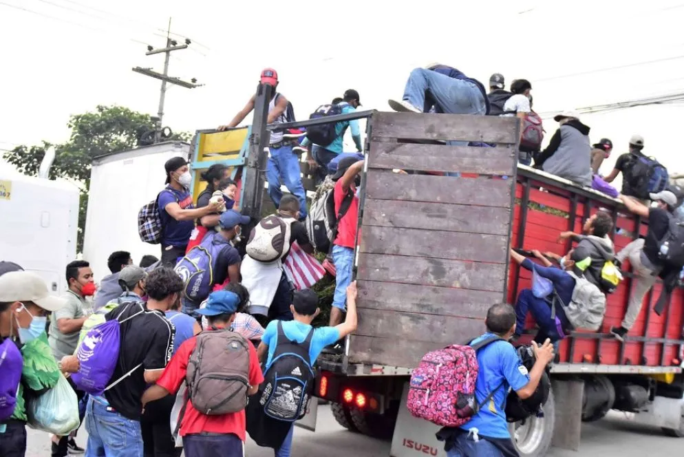 I migranti viaggiano su bus sovraccarichi per risparmiare almeno fino al confine messicano quando dovranno scegliere modi meno visibili per sfuggire alla polizia