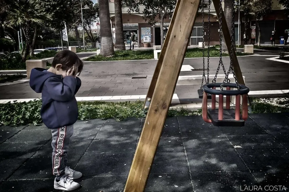 La sogno tutte le notti, l'altalena. Mi fa volare in alto, sento il vento scompigliarmi i capelli. Rido, grido. Intorno a me gli altri bambini giocano, corrono, saltano. Al parco sembra sempre che ci sia una festa. Se chiudo gli occhi, resto nei miei sogni. Oggi non voglio aprirli: se guardo la realtà, vedo soltanto un'altalena vuota. Lasciatemi sognare, non svegliatemi