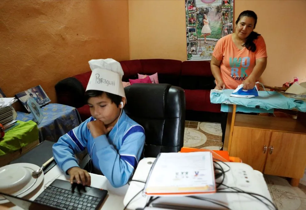 Luis, 9 anni, segue una lezione a distanza a San Antonio, in Paraguay