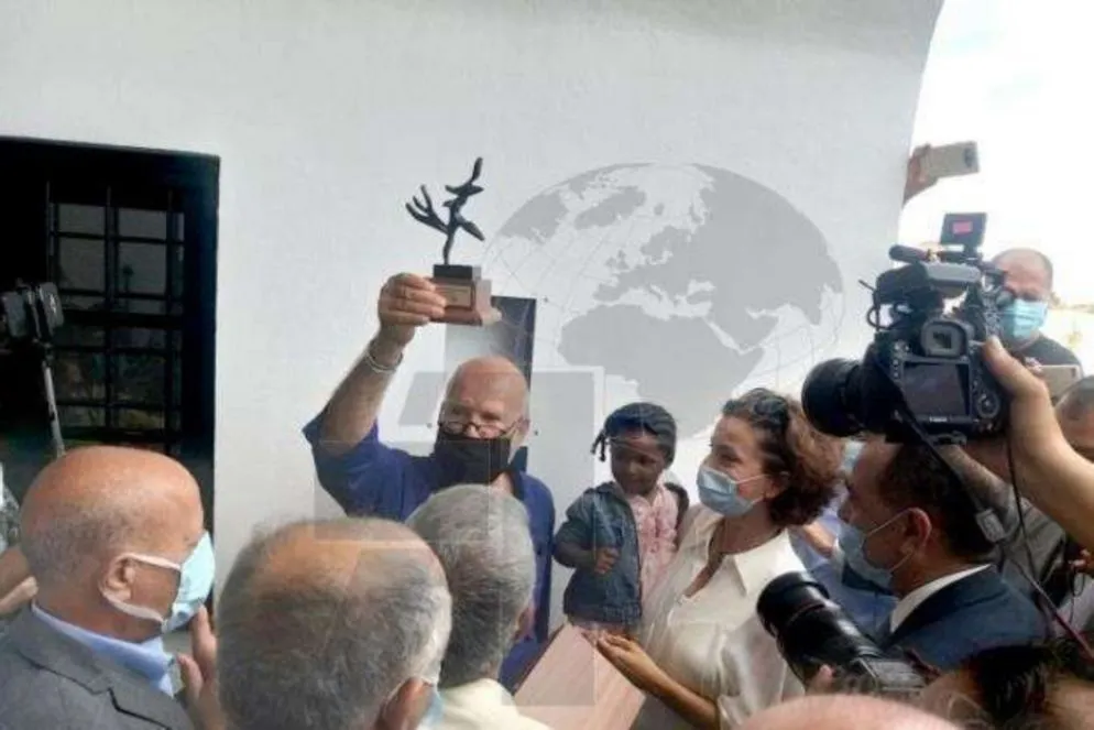 L'artista e finanziatore, Rachid Koraïchi alla cerimonia di inagurazione del Giardino d'Africa. Assieme a lui la direttrice generale dell'UNESCO Audrey Azoulay in visita in Tunisia da lunedì a mercoledì