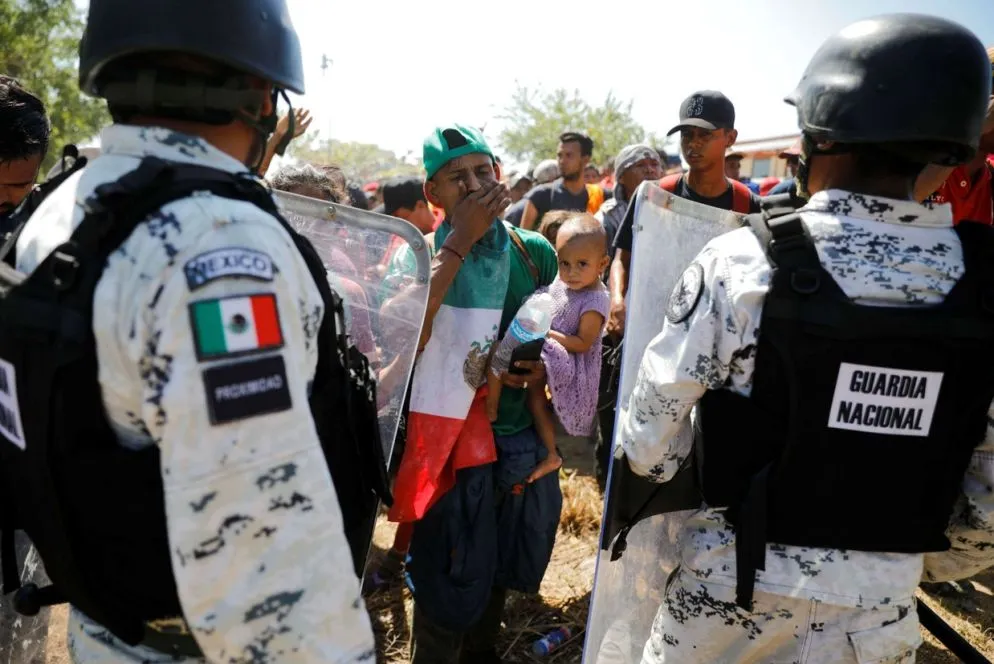 Un esodo continuo. Attraverso alcune testimonianze e prese di posizione, ricostruiamo ciò che sta accadendo in questi giorni, a partire proprio dall’Honduras, principale luogo di provenienza. “Le partenze da qui non sono mai cessate – spiega al Sir mons. Luis Solé Fa, vescovo di Trujillo e presidente della Pastorale della mobilità umana della Conferenza episcopale honduregna –. L’esodo dal Paese è ininterrotto. Soltanto, a volte si formano queste carovane, per due motivi: da un lato, chi migra si sente più sicuro, al riparo dai pericoli, dall’altra questi gruppi partono su iniziativa di qualcuno che riesce a radunare i propri connazionali, spesso per motivi politici”.