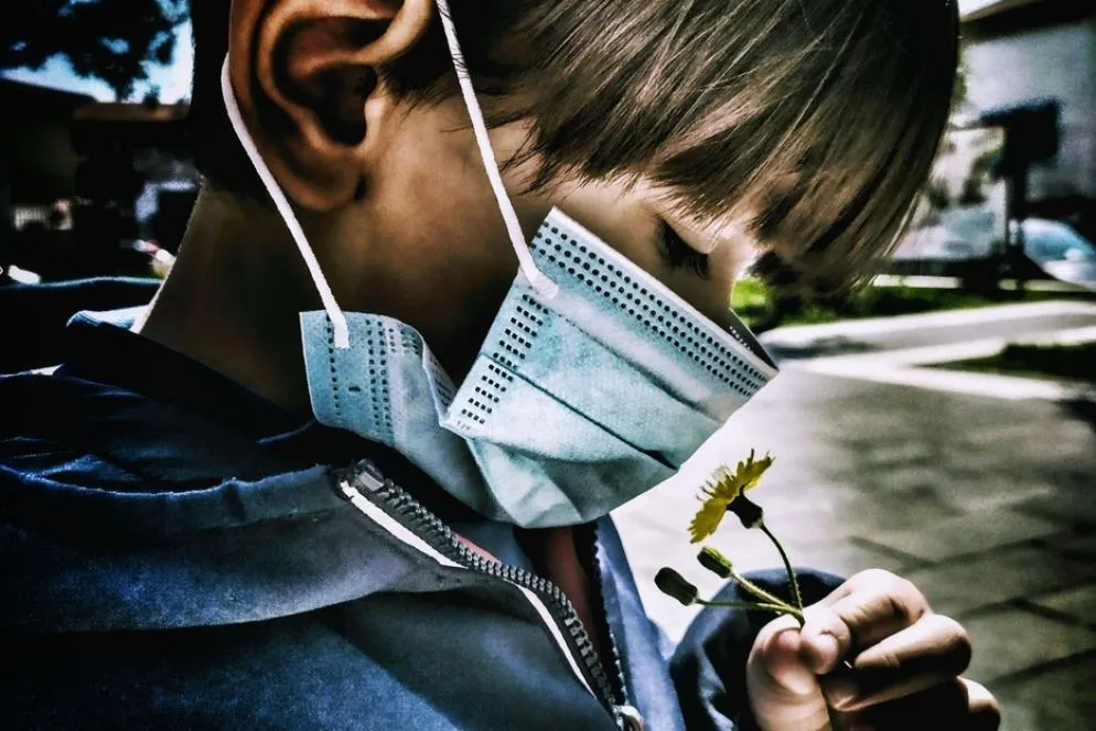Come posso sentire il profumo di un fiore con la mascherina sopra il naso? In mancanza di uno dei cinque sensi, direbbe la maestra, si impara a usare meglio gli altri. Il fiore riesco a guardarlo, a toccarlo. Ascoltarlo? Non parla. Gustarlo? Meglio di no. Ma il suo profumo ci manca
