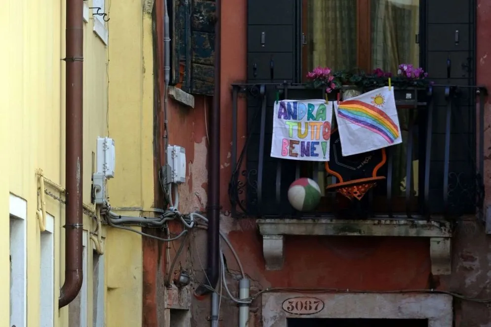 Da Milano a Roma, da Palermo a Genova e Venezia tantissimi i bambini che assieme alle loro famiglie si sono uniti all'iniziativa per tappezzare finestre e terrazze con messaggi colorati e di speranza. Un modo per sentirsi meno soli, per non arrendersi alla paura che è tanta soprattutto nel Nord Italia.