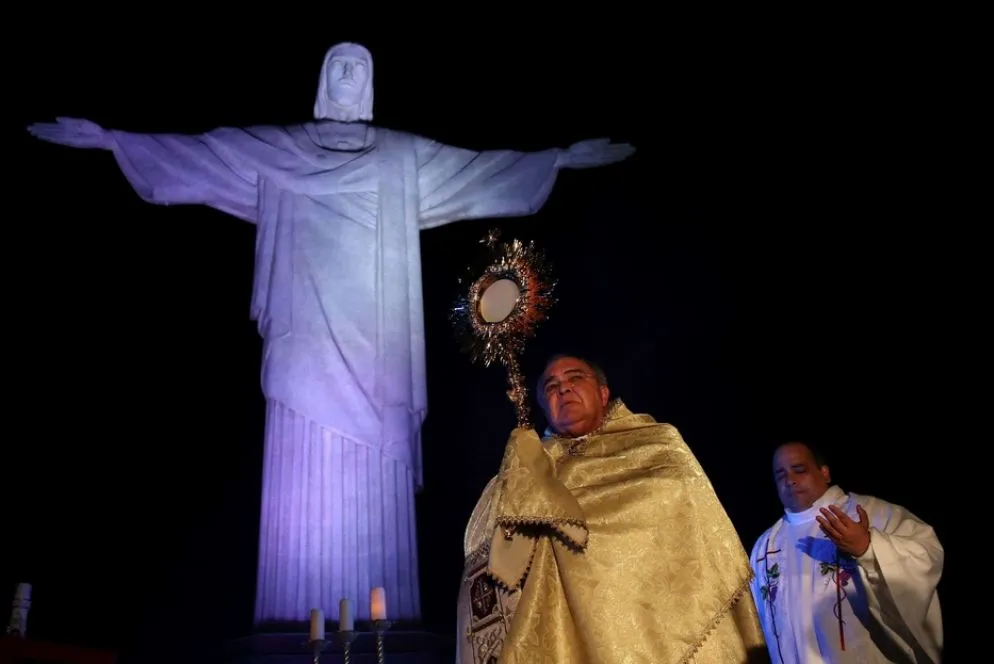 Il cardinale Tempesta con l'Ostensorio ai piedi del Cristo Redentore