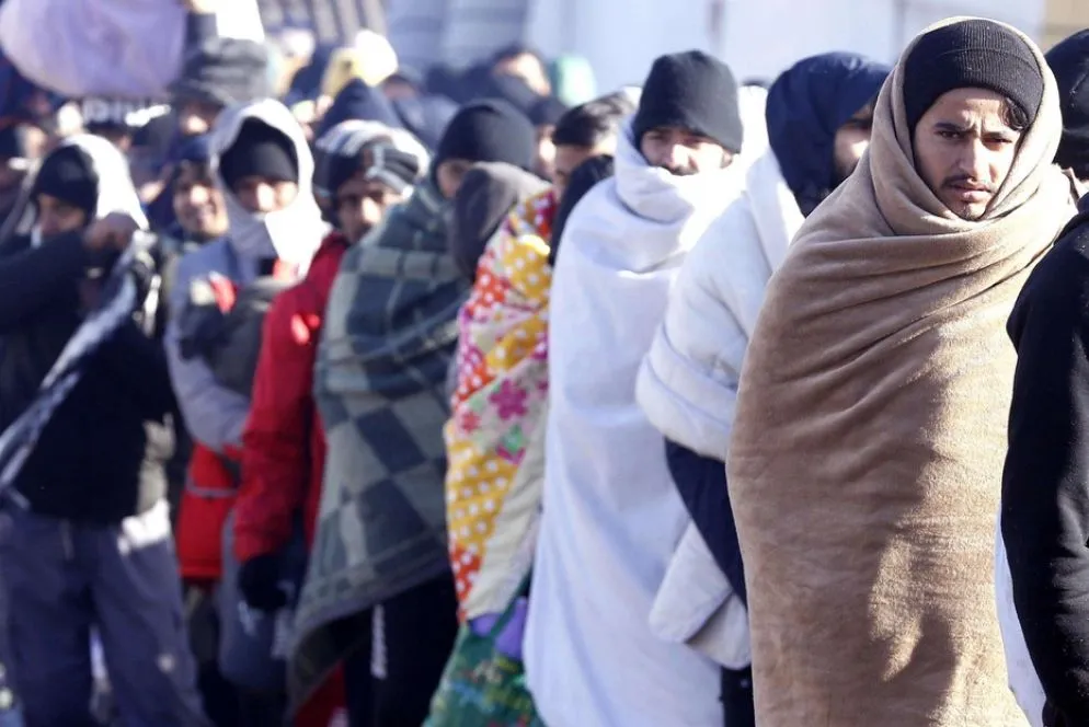 Avvolti nelle coperte, i migranti si sono messi in cammino diretti al campo della capitale Sarajevo dopo che la protesta degli abitanti ha bloccato il previsto trasferimento in pullman nel vicino campo di Bira finanziato dall'Ue