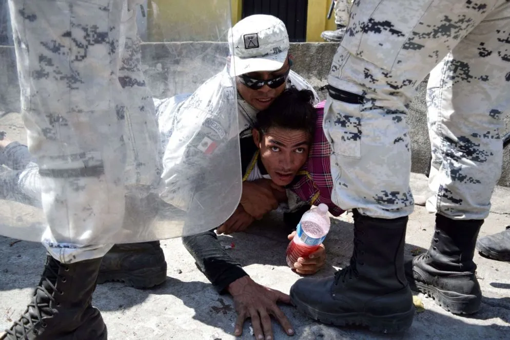 L’esodo partito dall’Honduras bloccato alle porte del Messico: oltre 4mila le persone migranti giunte alla frontiera messicana, circa due terzi sono honduregni, gli altri provengono da El Salvador, Nicaragua, Cuba e persone si sono aggiunte dallo stesso Guatemala. In fuga da disperazione e situazione insostenibile di povertà, da violenza e mancanza di diritti umani, vogliono raggiungere gli Usa. La guardia nazionale messicana ha usato le maniere forti e gas lacrimogeni per contenere i tentativi di forzare il blocco, mentre in tanti cercavano di passare la frontiera attraverso il fiume.
