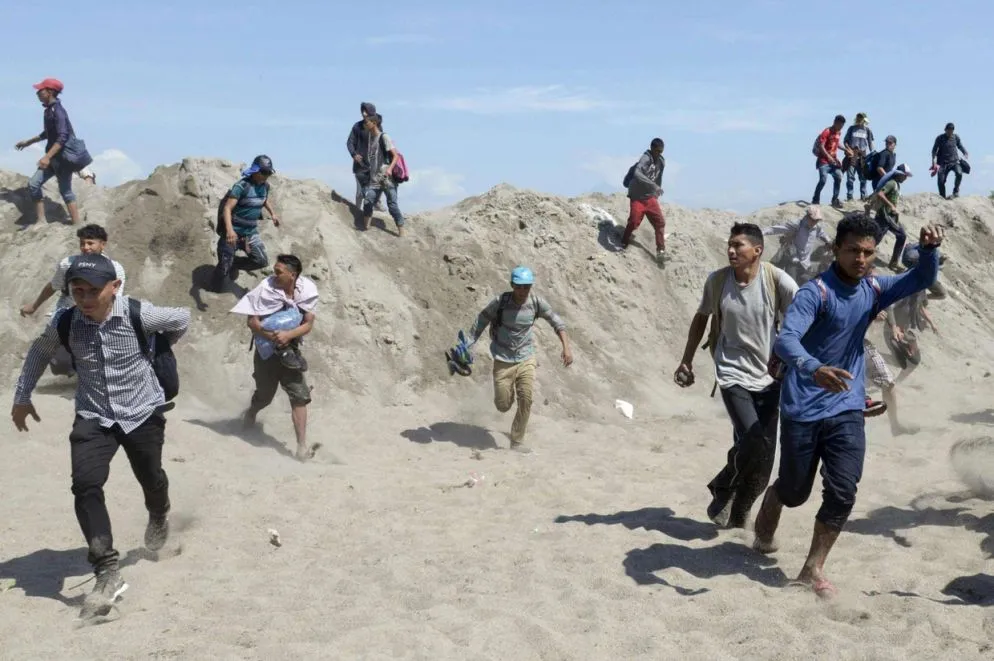 Prima di fuggire i migranti si sono difesi con lanci di pietre. Un altro gruppo di 200 migranti, che ha superato con successo il confine, è stato poi intercettato dalla Guardia nazionale mentre si dirigeva a piedi verso la città di Tapachula (Sud).