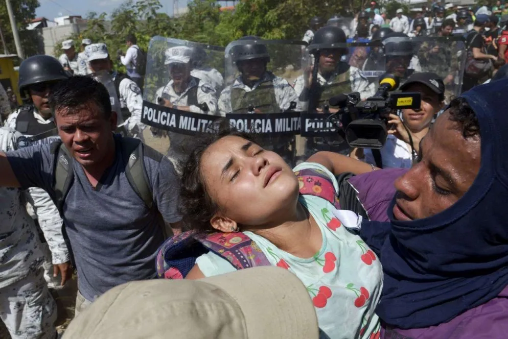 Non è riuscito il secondo tentativo di entrare in Messico di centinaia di migranti violentemente respinti da un ingente cordone di sicurezza al confine meridionale con il Guatemala e costretti a buttarsi nel fiume Suchiate per tornare indietro. Le foto pubblicate dai media internazionali mostrano agenti della Guardia nazionale che per bloccarli utilizzano i loro scudi e lanciano gas lacrimogeni su uomini e donne con bambini in braccio.