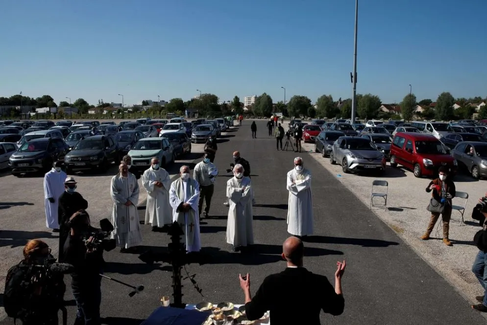 Le auto erano state parcheggiate con cura a non meno di un metro l'una dall'altra sul grande parcheggio del parco esposizioni