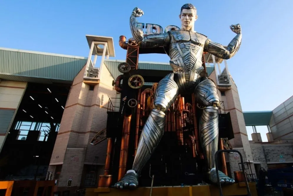 Un gigantesco Cristiano Ronaldo è una sorta di Frankenstein nel carro "Idol" di Umberto, Stefano e Michele Cinquini