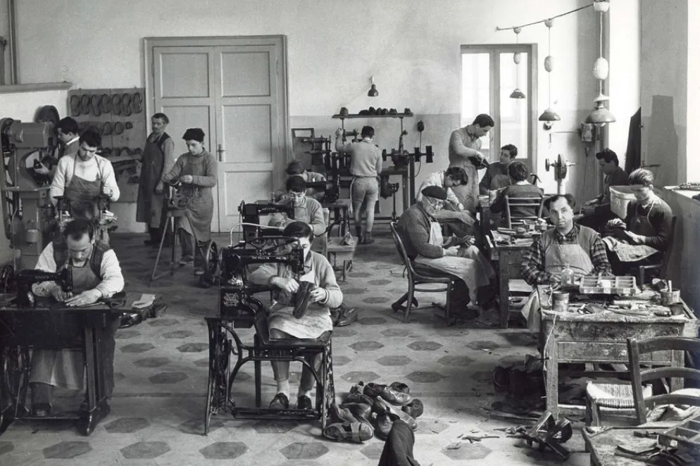 Al lavoro nel laboratorio di calzoleria