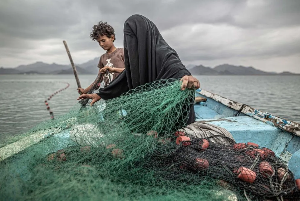 Fatima e il figlio preparano la rete di pesca a Khor Omeira, nello Yemen: la foto ha vinto il premio Contemporary Issues