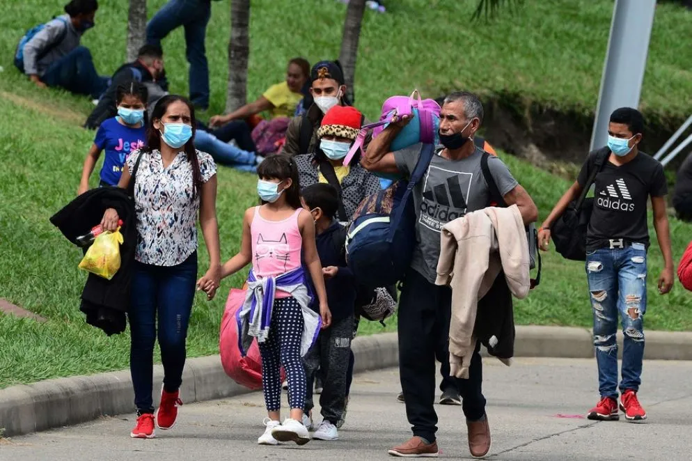 Man mano che il cammino procede cresce la stanchezza anche a causa della pressione delle forze dell'ordine per fermare i migranti