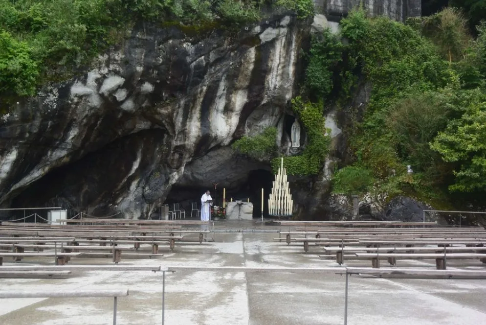 Ma nell’area davanti all’altare della Grotta, le restrizioni consentiranno solo la presenza dei cappellani che si alternano in preghiera, dal mattino alla sera