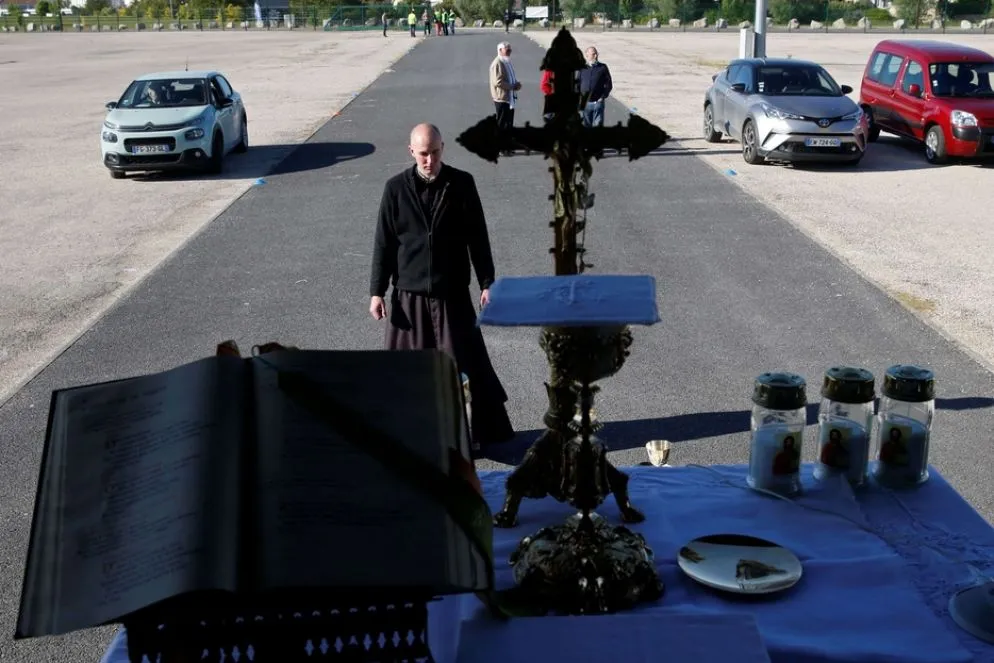 Prima assoluta nella Francia che, nonostante la riapertura dopo il lockdown, non ha ancora concesso l'autorizzazione a riprendere le celebrazioni religiose in presenza dei fedeli
