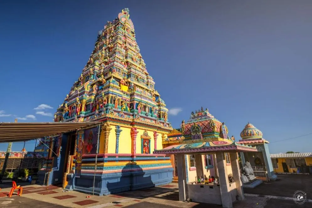 Isola di Mauritius: la bellissima struttura in stile dravidico del tempio Amma Tokay Kovil che sorge in mezzo ai campi di canna da zucchero fuori Britannia