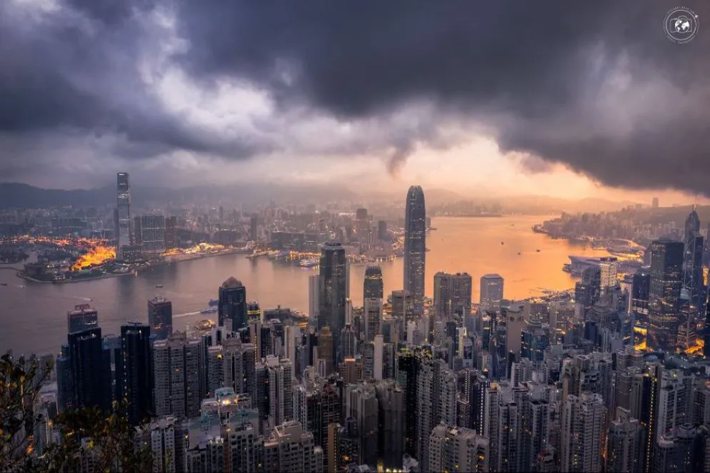 L'alba sul paesaggio urbano di Hong Kong vista dalla collina di Victoria Peak