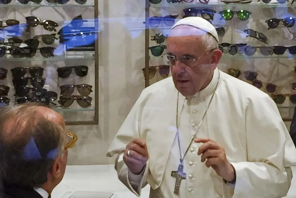 Gesti a sorpresa. Il Papa come un comune cittadino si è recato in più di una occasione dal suo oculista di fiducia per cambiare le lenti degli occhiali. Ma diverse sono anche le visite a sorpresa fatte dal Papa a persone o gruppi