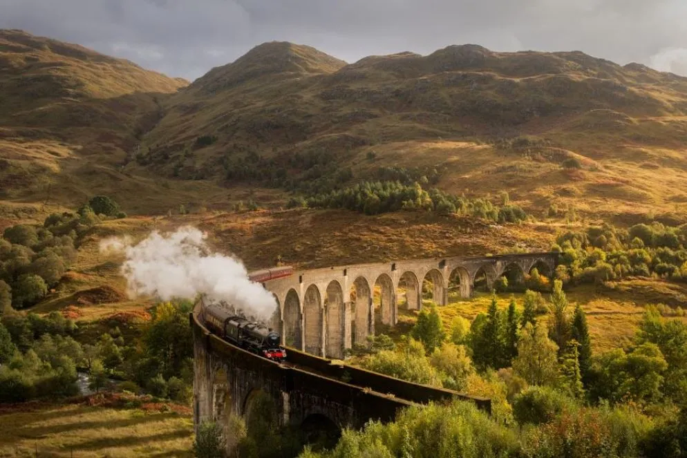 Il viadotto di Gelnfinnan attraversato dal treno a vapore che unisce Fort William a Mallaig e che ha ispirato l'Hogwarts Express nei film di Harry Potter