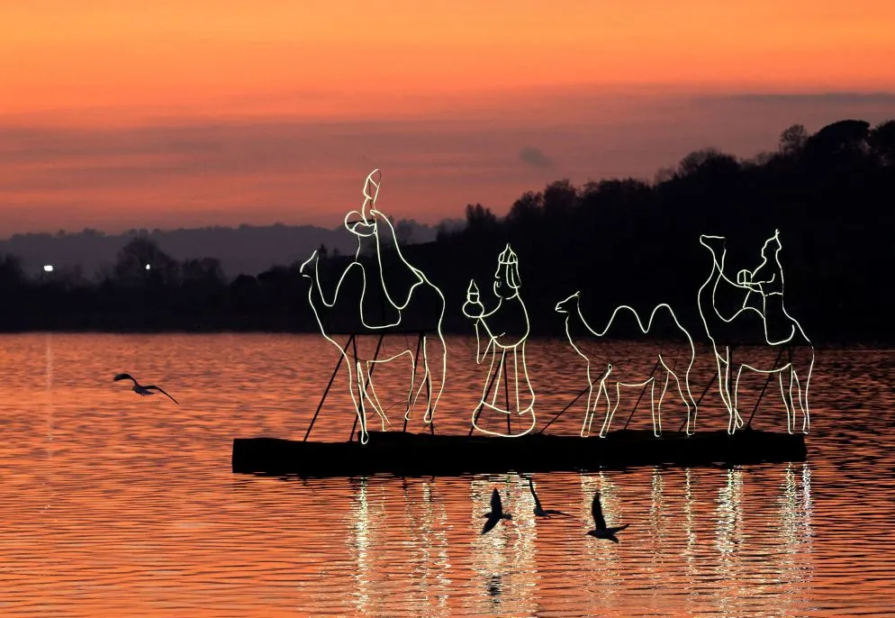 Lo spettacolo del Presepe sul lago di Pusiano, in Lombardia.