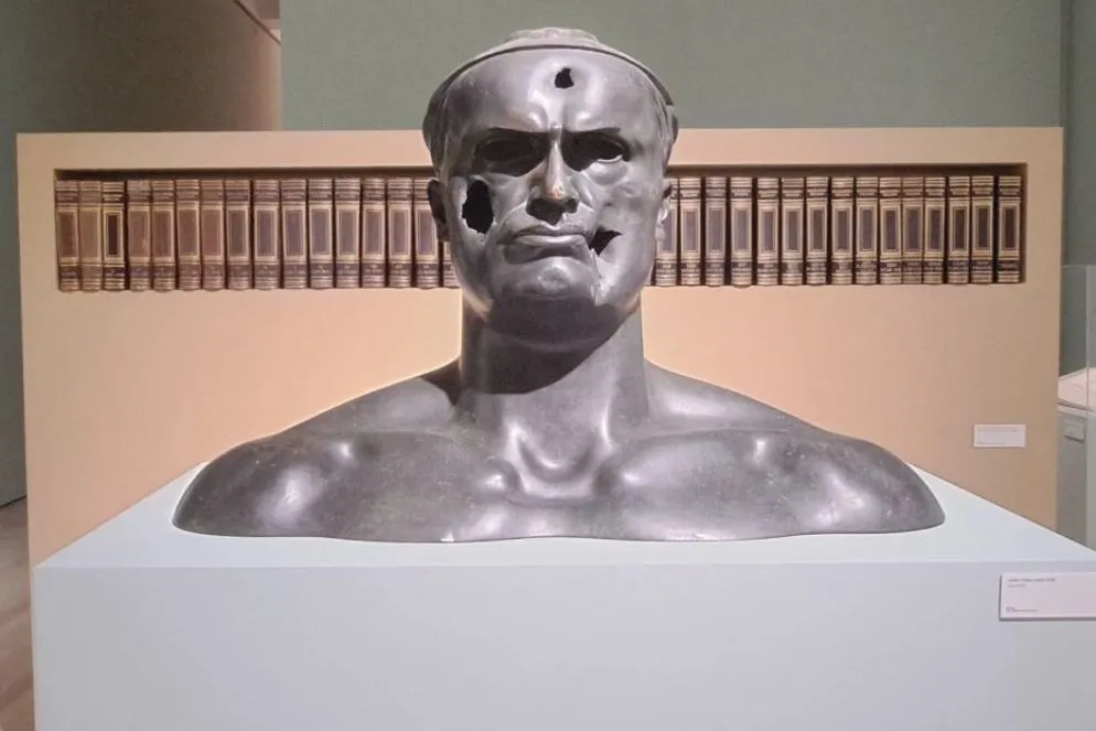 Adolfo Wildt, “Dux”, 1923, collezione privata; sullo sfondo, l’Enciclopedia Treccani