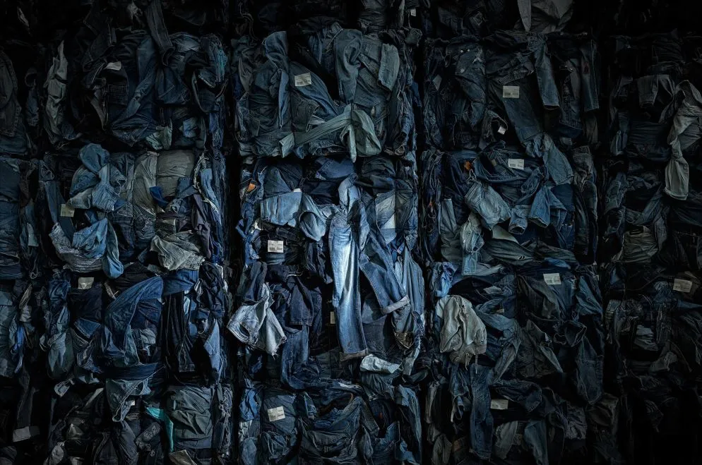 Circular Fashion Recycle #3, Germania, 2022. Specializzata nel sorting, o smistamento, dei rifiuti tessili, questa azienda tedesca, tra le più grandi al mondo nel settore, ricicla tessuti usati dal 1999. Seguendo la gerarchia internazionale dei rifiuti, che privilegia il riutilizzo rispetto al riciclaggio, indumenti e scarpe vengono controllati manualmente per dare loro una seconda vita.