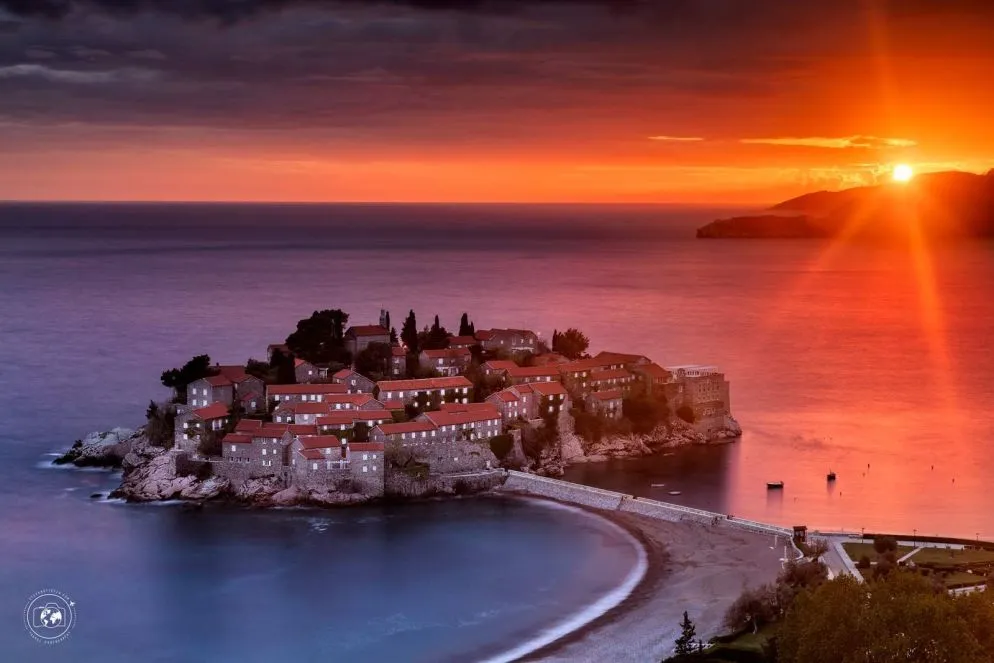 L'Isola di Sveti-Stefan al tramonto