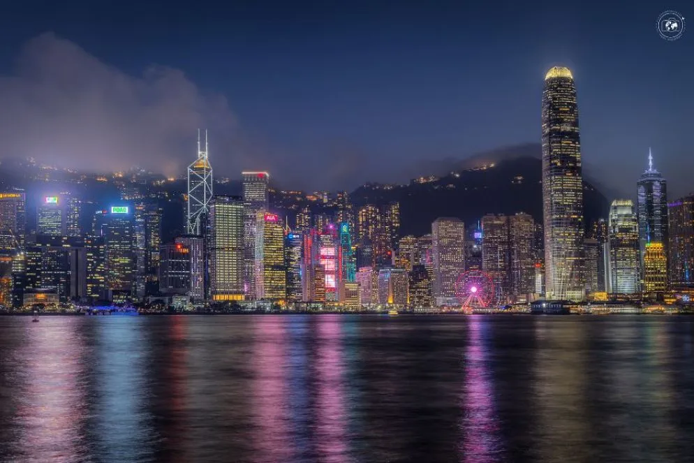La skyline di Hong Kong di notte vista dalla penisola di Kowloon