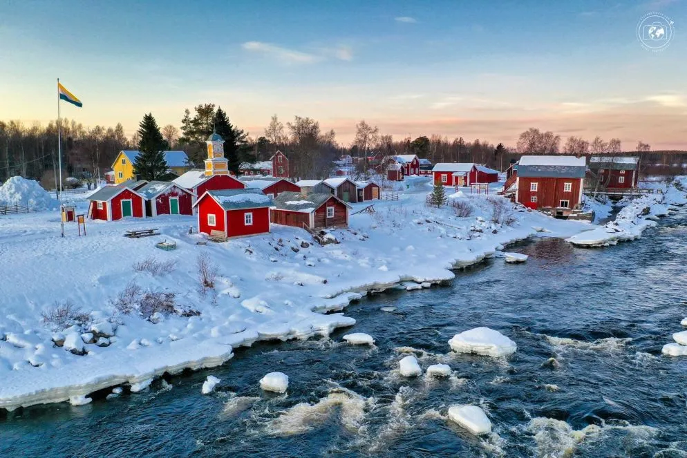 Un antico villaggio di pescatori sopravvissuto alle devastazioni della guerra sulla riva del fiume Tornio