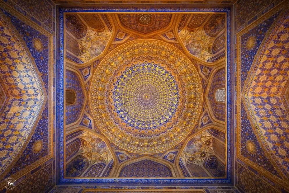 Dettaglio delle volta dorata della moschea Tilla-Kari a Samarcanda