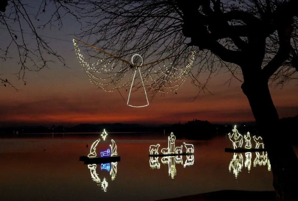 Ogni Natale regala un Presepe meraviglioso che galleggia sulle sue acque del lago di Pusiano emozionando in modi diversi a seconda del colore del cielo.