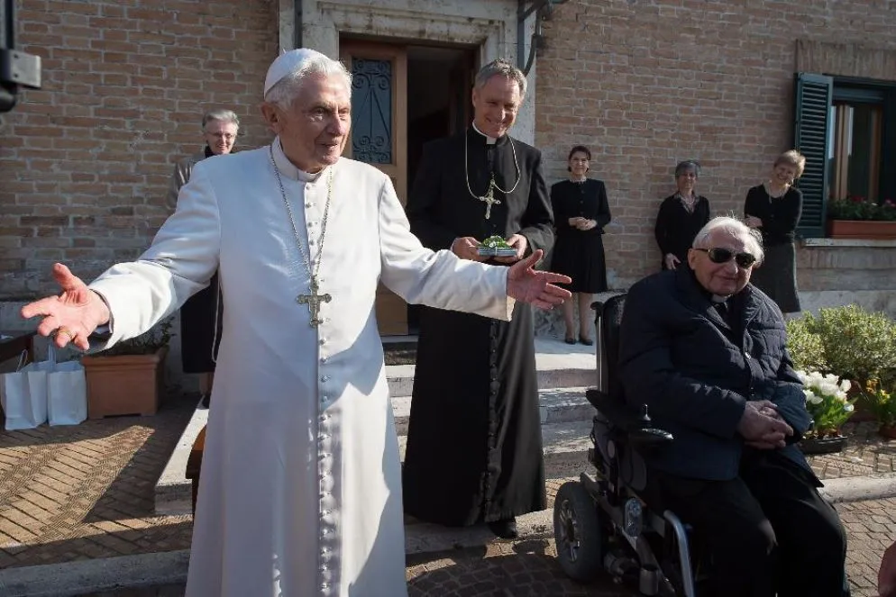 La famiglia d’origine ha significato molto per il giovane Joseph. Cresciuto con il fratello Georg e la sorella Maria,  il giovane Joseph ha avuto nei genitori il padre Josef e la madre Maria, i primi educatori e i modelli da seguire. Saranno loro a far crescere e custodire la sua vocazione sacerdotale in un periodo buio per la Germania sotto il giogo nazista e un’imperante ideologia anticristiana. Il legame con il fratello maggiore Georg non è mai venuto meno durante la vita di Joseph Ratzinger. Anche dopo la sua elezione a Pontefice e poi come Papa emerito, sono state molte le occasioni in cui i fratelli Ratzinger hanno trascorso periodi insieme. Georg Ratzinger è morto nel 2020 a Ratisbona.