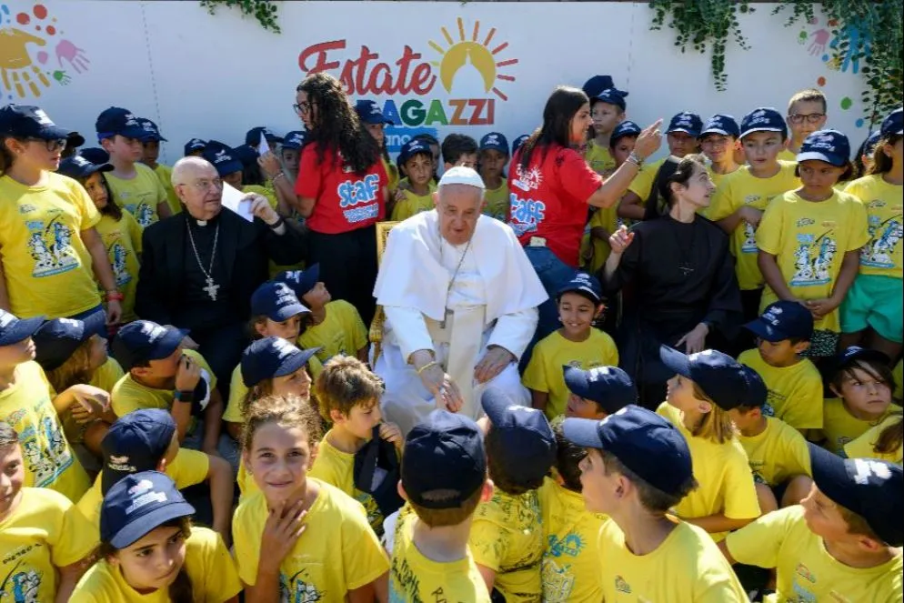 Il Papa assieme ai ragazzi dell'Estate ragazzi in Vaticano