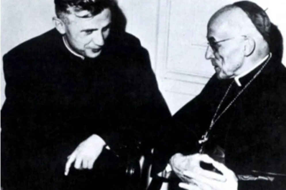 Il giovane teologo tedesco Joseph Ratzinger partecipa al Concilio Vaticano II come consulente dell’allora arcivescovo di Colonia, il cardinale Josef Frings. Una presenza tutt’altro che di facciata. Ratzinger parteciperà ai lavori della commissione conciliare delle missioni, che darà vita al decreto conciliare “Ad gentes”. Lo ricorderà lo stesso Benedetto XVI durante la visita privata nel luglio 2010 al centro dei missionari verbiti sul lago di Nemi, luogo dove la commissione conciliare svolse i propri lavori. “Per me è stato un arricchimento spirituale”.