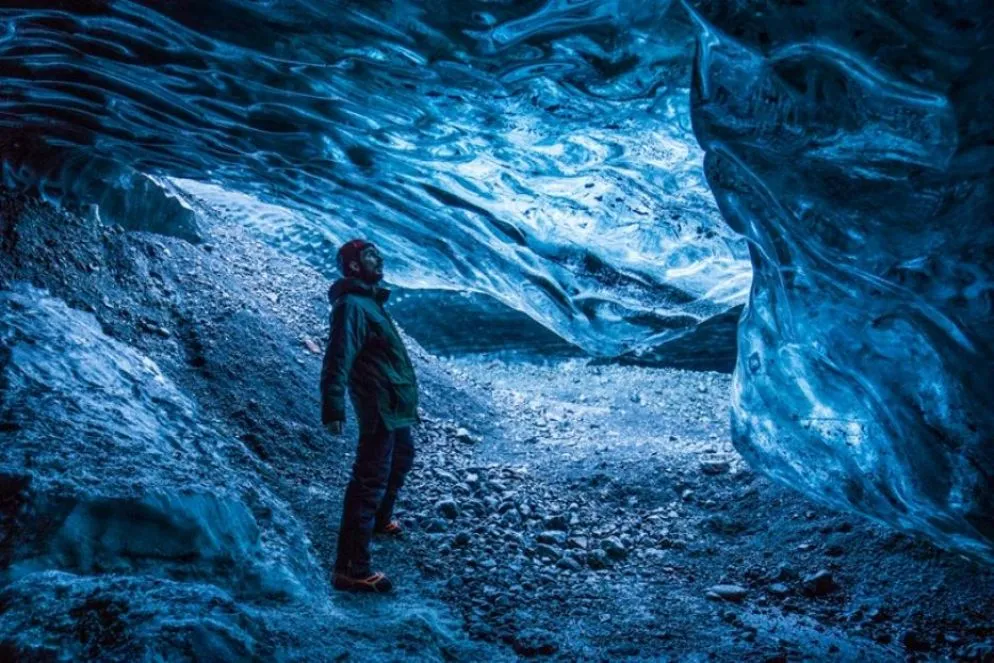 Stefano dentro una grotta nel 2018
