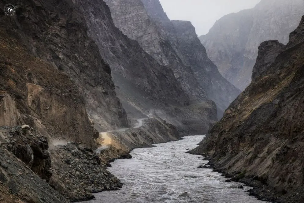 Il Fiume Panj che segna il confine tra Tagikistan (a sinistra) e Afghanistan (a destra)