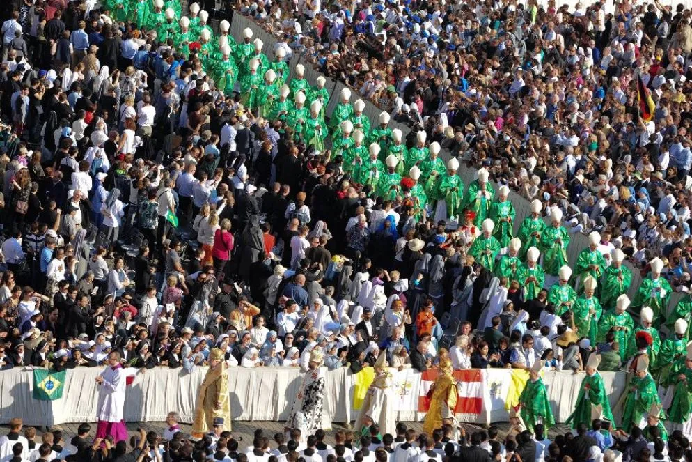 Papa Benedetto XVI ha deciso di indire tre “anni” speciali. Nella fotografia mentre celebra la Messa di apertura dell’Anno della fede l’11 ottobre 2012 a 50 anni esatti dall’apertura del Concilio Vaticano II. “Fu impressionante vedere entrare i vescovi provenienti da tutto il mondo, da tutti i popoli e razze – ricordò Benedetto XVI, che partecipò all’evento come consulente dell’allora arcivescovo di Colonia, il cardinale Josef Frings -: un’immagine della Chiesa di Gesù Cristo che abbraccia tutto il mondo, nella quale i popoli della terra si sanno uniti nella sua pace. Fu un momento di straordinaria attesa. Grandi cose dovevano accadere”. A chiudere questo Anno, però, sarà Francesco il 24 novembre 2013. Dal 28 giugno 2008 al 29 giugno 2009 indisse l’Anno Paolino, in onore dell’Apostolo delle genti e altrettanto significativo fu l’Anno sacerdotale, dal 19 giugno all’11 giugno 2010 in occasione dei 150 anni dalla morte di san Jean-Marie Baptiste Vianney (il curato d’Ars), già patrono dei parroci.