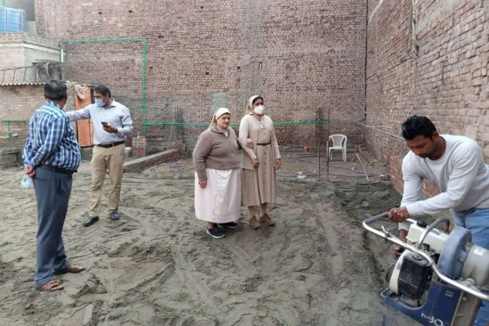 . Pakistan. Nel quartiere di Shahdara, le Suore sono impegnate nella ricostruzione della scuola gravemente danneggiata dalle inondazioni provocate dal fiume Ravi, per permettere condizioni favorevoli che garantiscano il miglioramento della qualità dell’insegnamento.