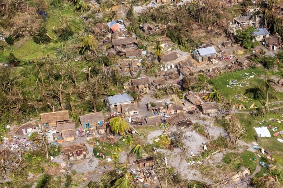 Dopo aver provocato decine di vittime, costretto 55.000 persone ad abbandonare le proprie case e devastato l’agricoltura, già fortemente colpita dalla siccità, il ciclone ha lasciato lunedì la grande isola africana dell’oceano Indiano. Lo ha annunciato l’Unicef, aggiungendo che tra i morti ci sono probabilmente molti bambini, che costituiscono oltre il 50% della popolazione malgascia.