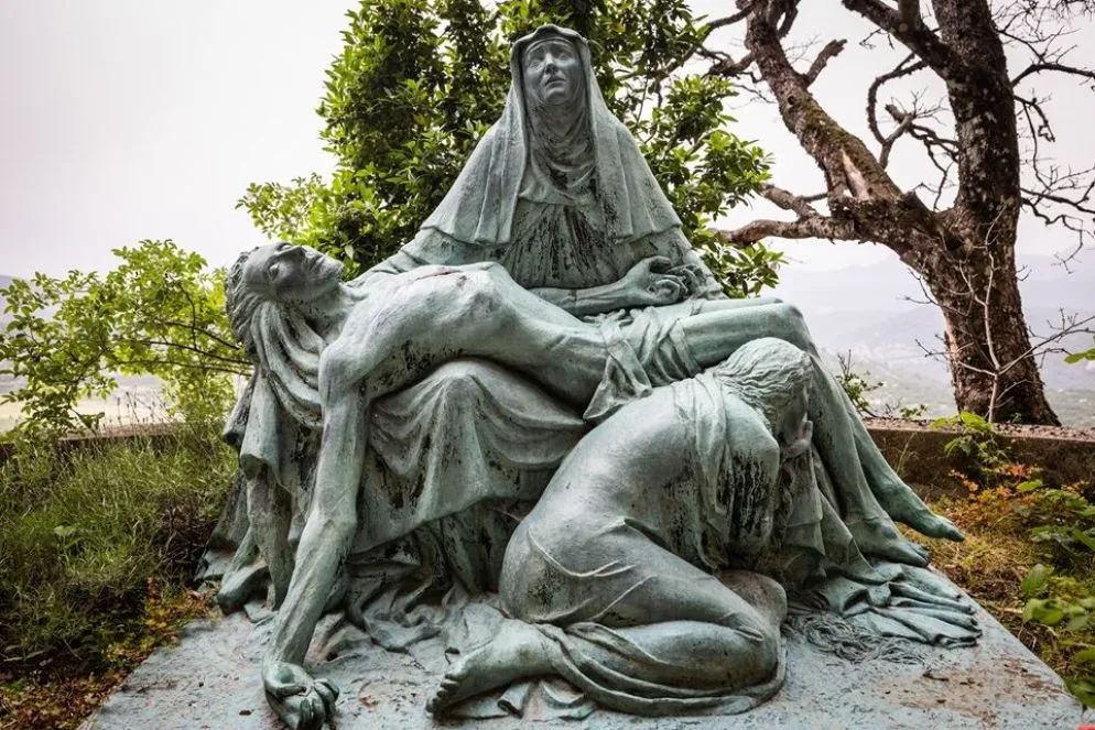 Scultura della pietà all'esterno della grotta di Maria Maddalena