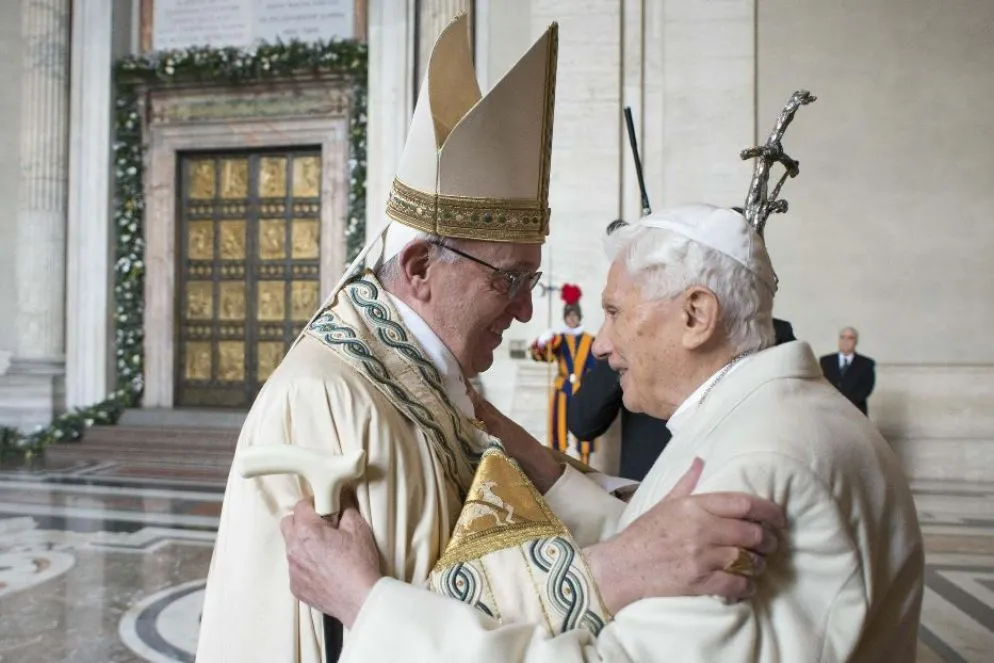 2016 Papa Francesco incontro Benedetto XVI prima dell’avvio dell’Anno santo straordinario della Misericordia. Un rapporto durato quasi dieci anni del pontificato di Bergoglio, che nel gennaio 2024 presiederà i funerali del Papa emerito