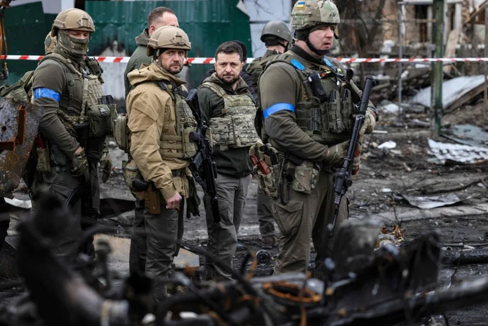 Il 4 aprile Zelensky è in visita a Bucha, piccola cittadina non lontana da Kiev, diventata nel frattempo nuovo simbolo della guerra. Le foto dei corpi senza vita di civili abbandonati in strada o gettati dentro improvvisate fosse comuni fanno il giro del mondo. In molti accusano Mosca di crimini di guerra. Putin nega: si tratta di una messinscena del governo di Kiev Il 7 aprile - 43esimo giorno - sulla scia delle immagini in arrivo da Bucha, l'Assemblea Generale delle Nazioni Unite sospende la Russia dal Consiglio per i Diritti Umani.