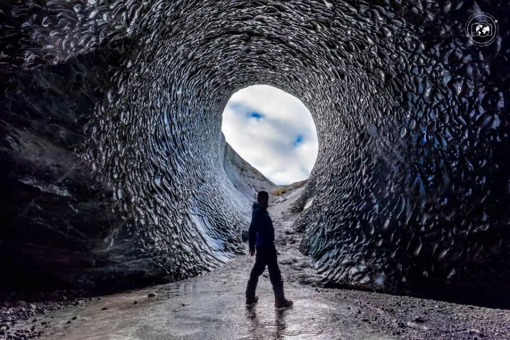 Stefano dentro la stessa grotta nel 2019. La forma e l'effetto sono completamente diversi